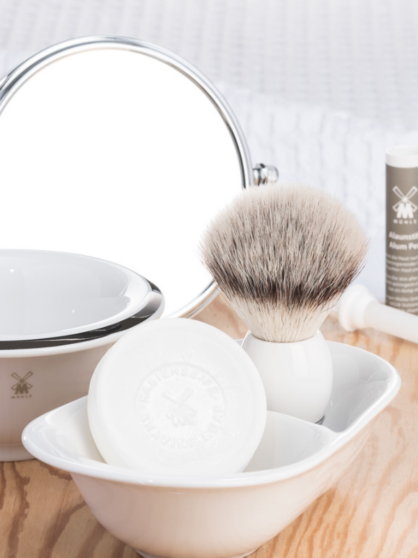 shaving set with mirror in the back 